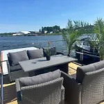 Hausboot Wasservilla بوتيل