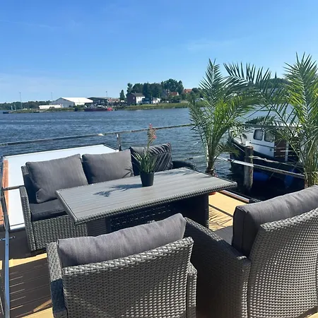 Hausboot Wasservilla Botel