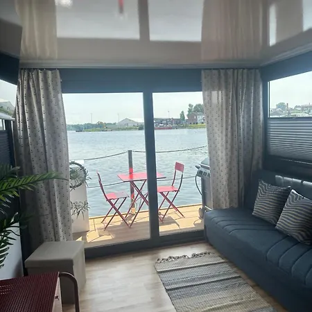 Hausboot Wasservilla لوبيك