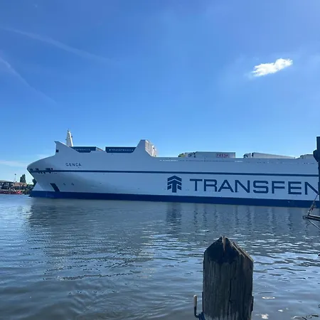 Hausboot Wasservilla * لوبيك