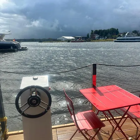 Hausboot Wasservilla Ботель