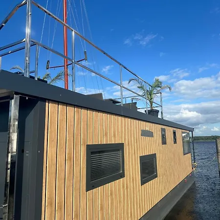 Hausboot Wasservilla Ботель *